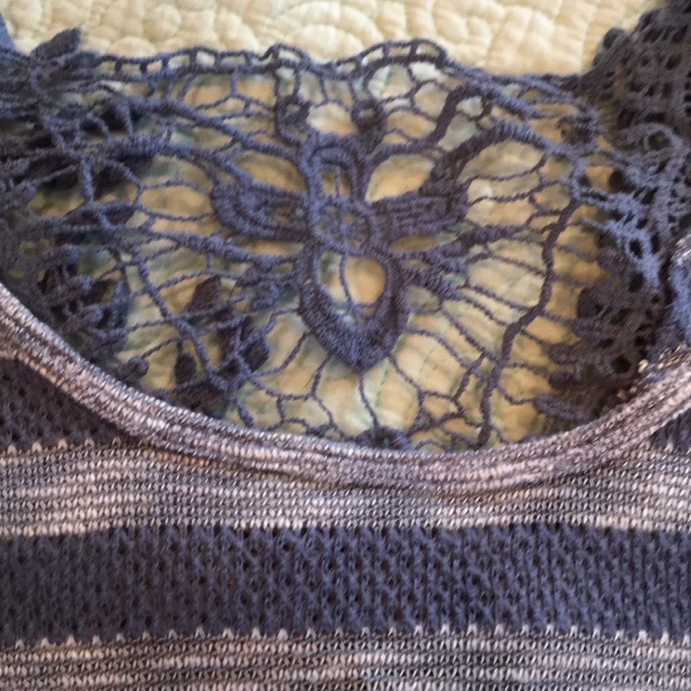 Light weight short sleeved knit top with lace. XL